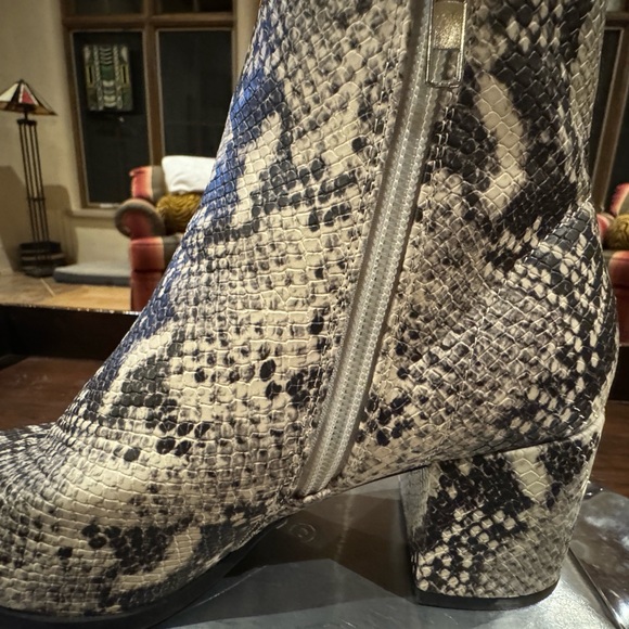 Madden Girl Snake Boots 6.5M - Picture 11 of 16